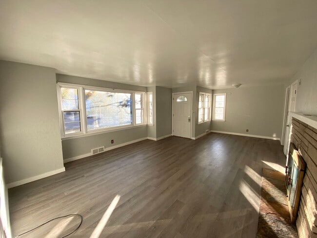 Building Photo - Don't Miss out! New Listing Available Now!...