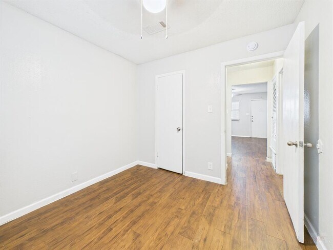 Building Photo - 2401 Manor Rd
