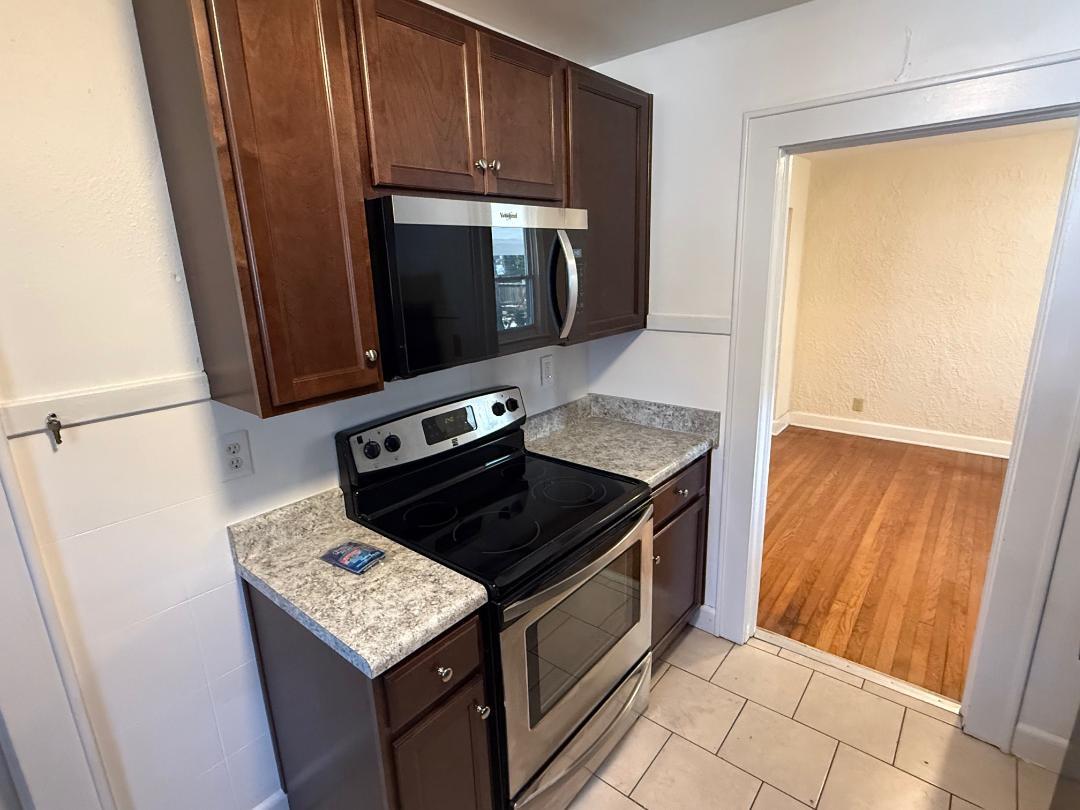 stove and microwave/hoodrange - 1533 McNeal Ave