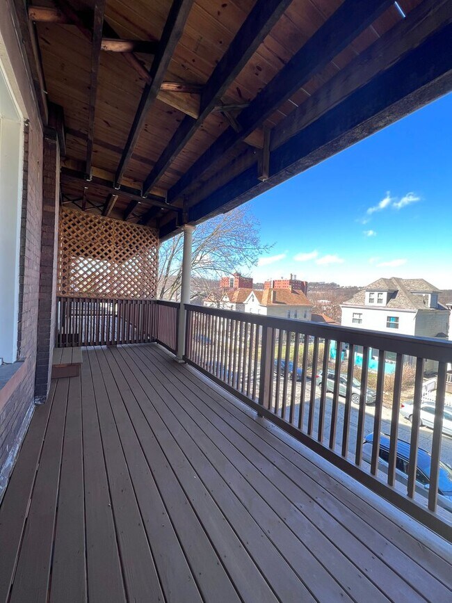 Building Photo - Internet included- 2BR apartment with office!