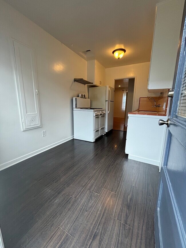 Building Photo - 1147 Van Buren Ave