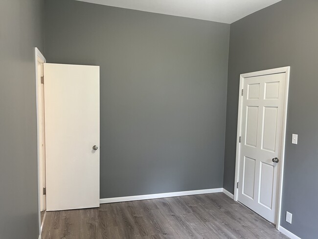 Building Photo - 212 W 5th St