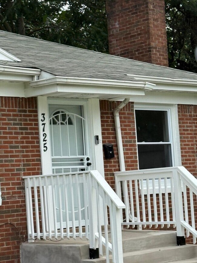 Building Photo - 5-Bedroom 2-Bath Completely Renovated!