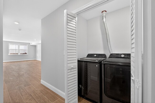 Building Photo - 40 E 5th St