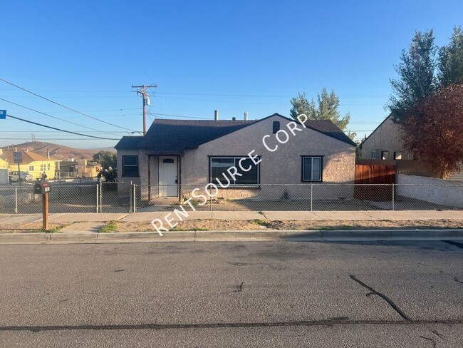 Primary Photo - 101 E Desert View Dr