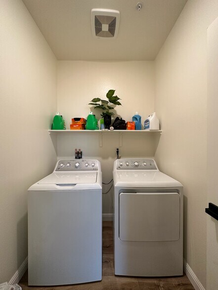 Building Photo - 30321 Town Square Dr