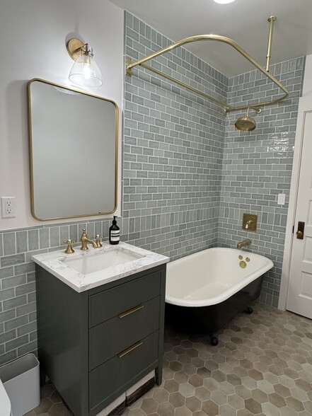 Building Photo - 1121 N Heliotrope Dr
