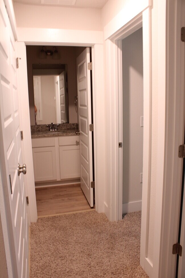 Building Photo - Beautiful New Townhome / Pet Friendly / Wi...