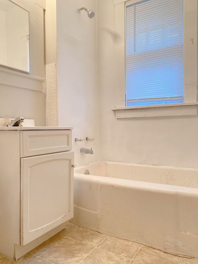 Building Photo - 3 bedroom 1 bath house!