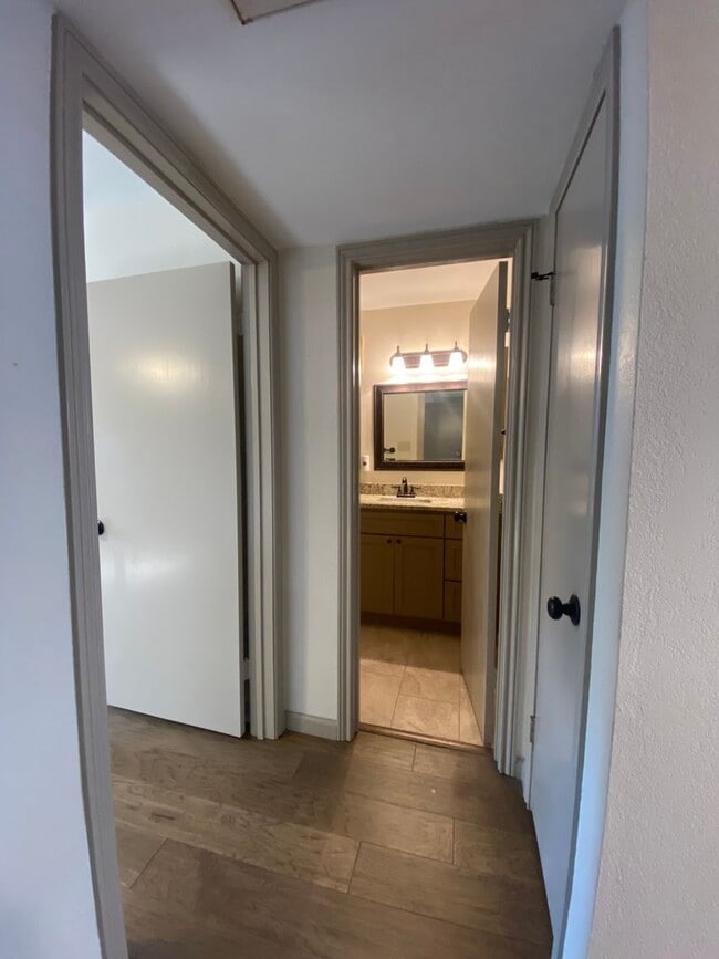 Building Photo - Country Hollow Condominiums