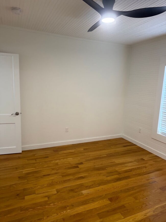 Building Photo - Updated Costal - Style home