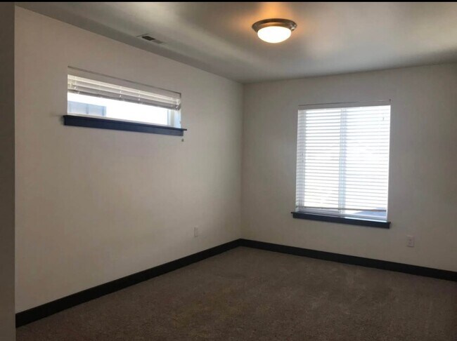 Building Photo - 1072 Rosa Way