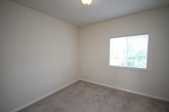 Building Photo - Located in Stonelake, 4 Bed, 2.5 Bath Elk ...