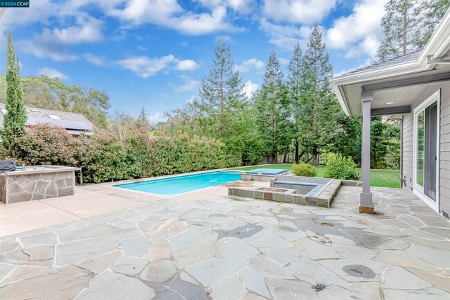 Building Photo - 3324 Las Huertas Rd