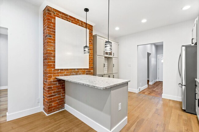Building Photo - Beautifully Renovated 3 Bed/2.5 Bath Home in Mt Washington - Convenient Location