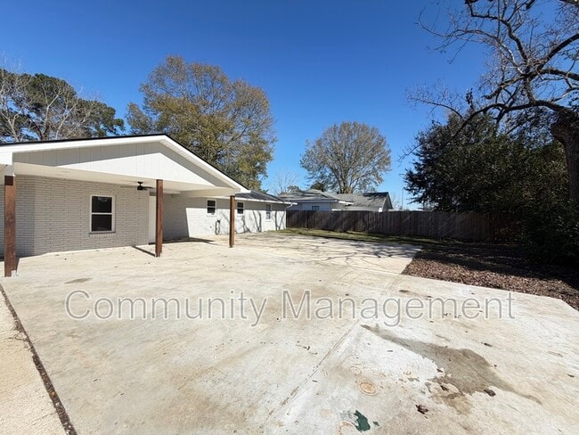 Building Photo - 122 Joan St