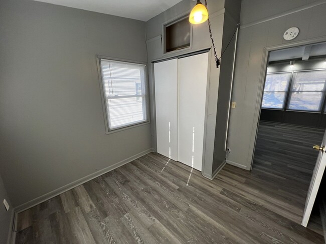 Building Photo - 3BR 1bath House - Available Mid October 2025