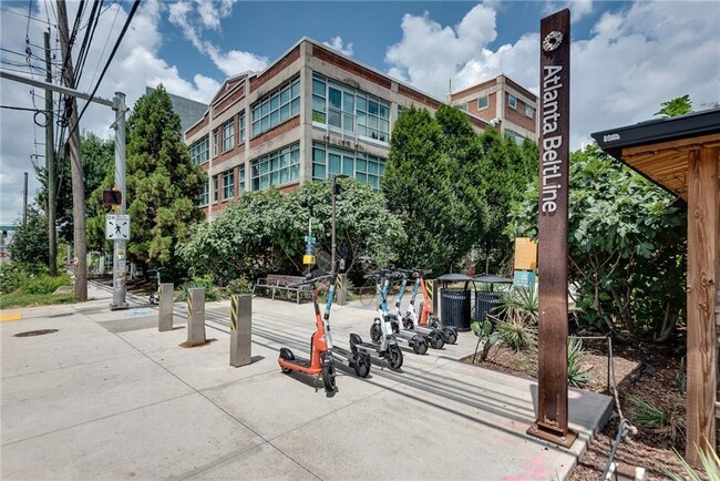 Building Photo - 890 Memorial Dr SE