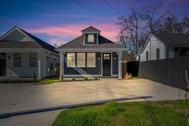 Building Photo - 307 Kate St