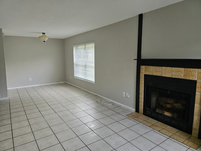 Building Photo - Come check out this lovely first floor con...