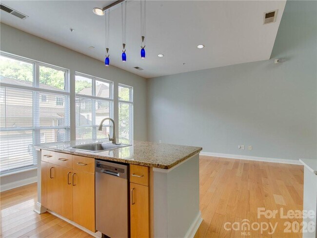 Building Photo - 927 Garden District Dr