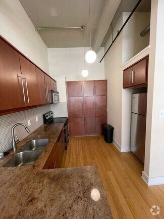 Building Photo - 815 Perry St