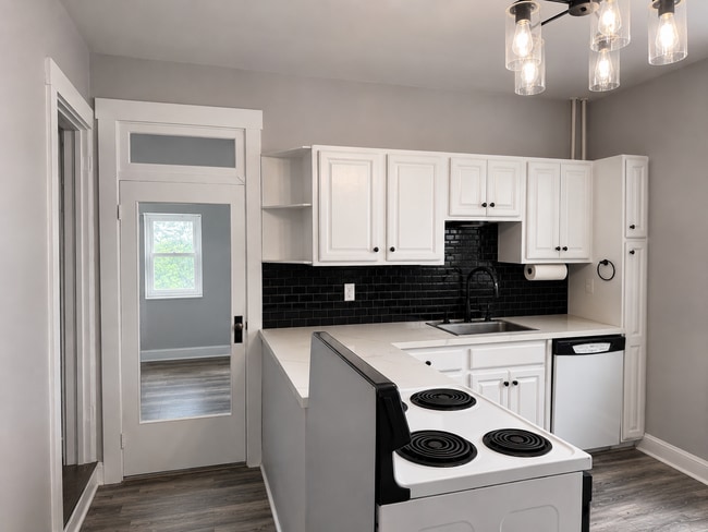 Building Photo - Modern 2 bedroom End-of-Row Townhome in Rothsville - w/ Garage & In Unit Laundry!