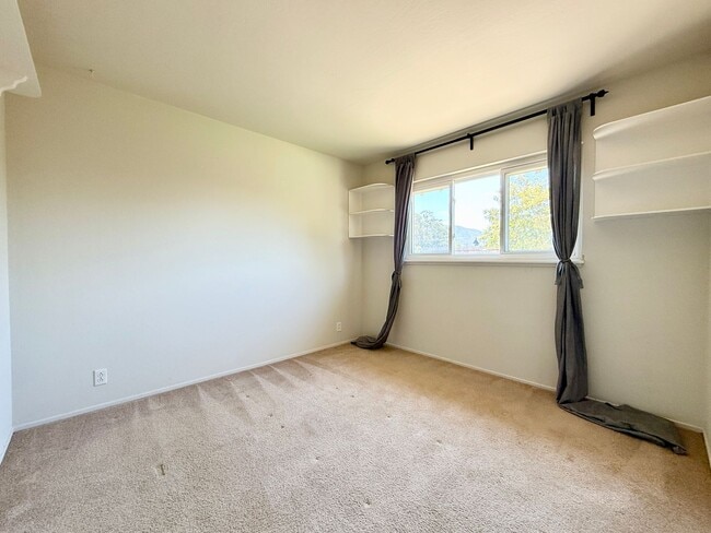 Building Photo - Spacious Ranch-Style Home with Bonus Room ...