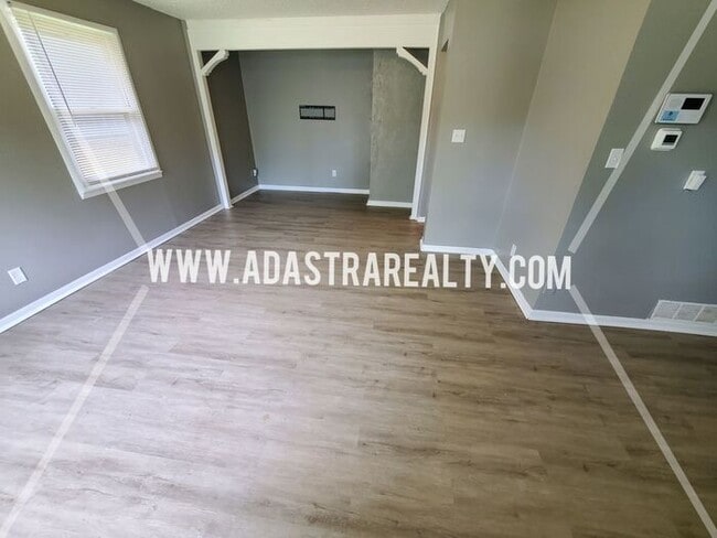 Building Photo - 4 Bedroom Ranch Home in Grandview-Coming SOON!!