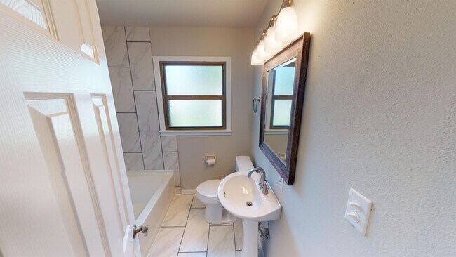 Building Photo - 6010 E 18th St