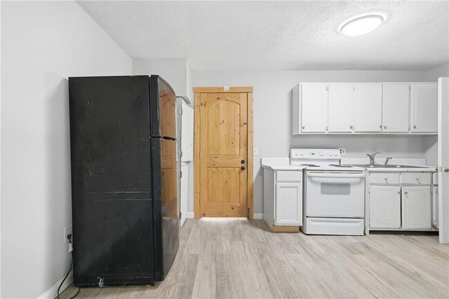 Building Photo - 212 Chandler St