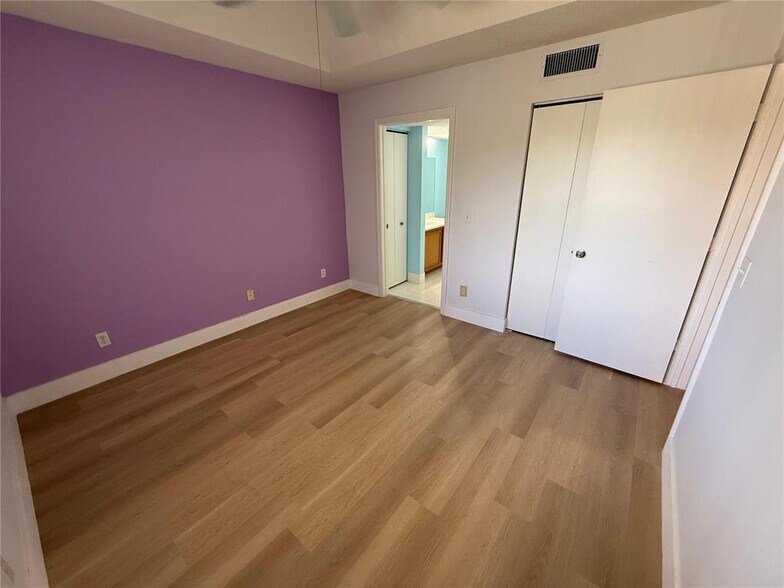 Building Photo - 9907 Westwood Dr