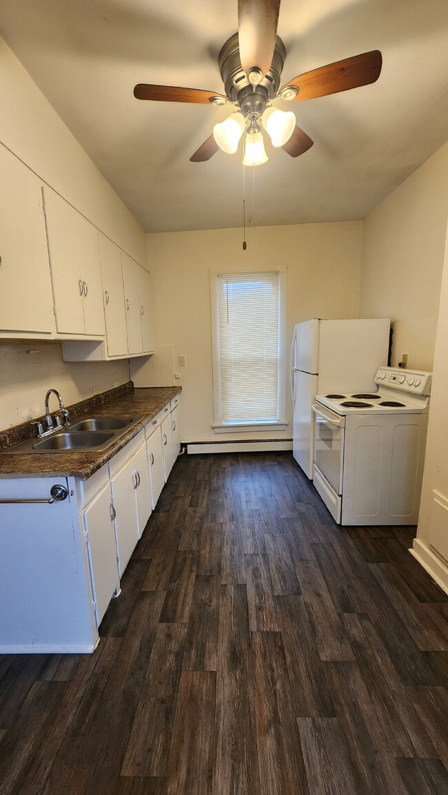 Building Photo - 2 Bedroom, 1 Bathroom with Laundry & Off Street Parking - Available August 1st!