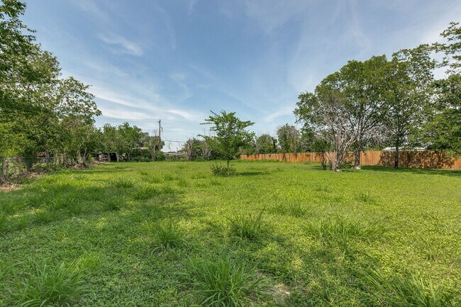 Building Photo - BEAUTIFUL 4-BEDROOM IN SUNSHINE ESTATES