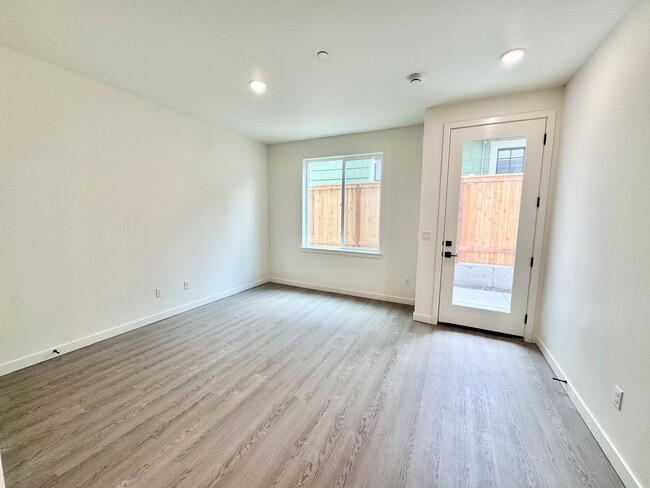 Building Photo - *1 MONTH FREE RENT* A 2bd/2bath Modern Tow...