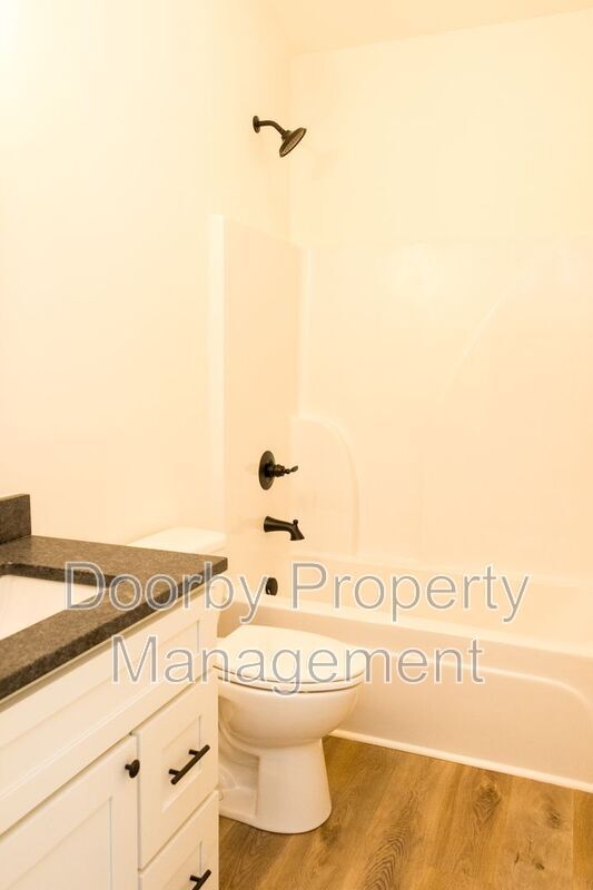 Building Photo - 905 W 39th St