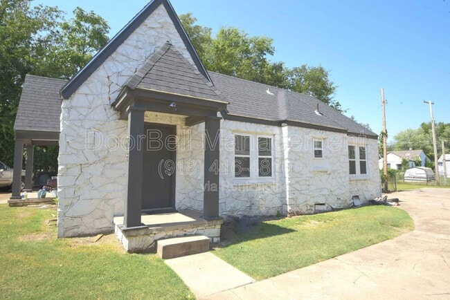 Building Photo - 613 E Xyler St