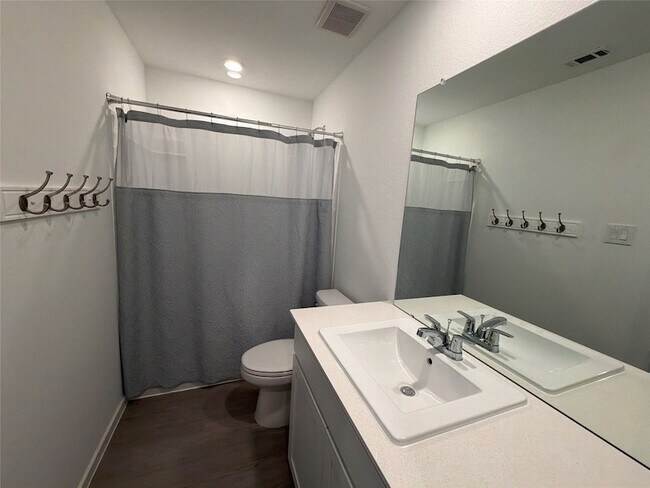 Building Photo - 930 Pertuso Ln