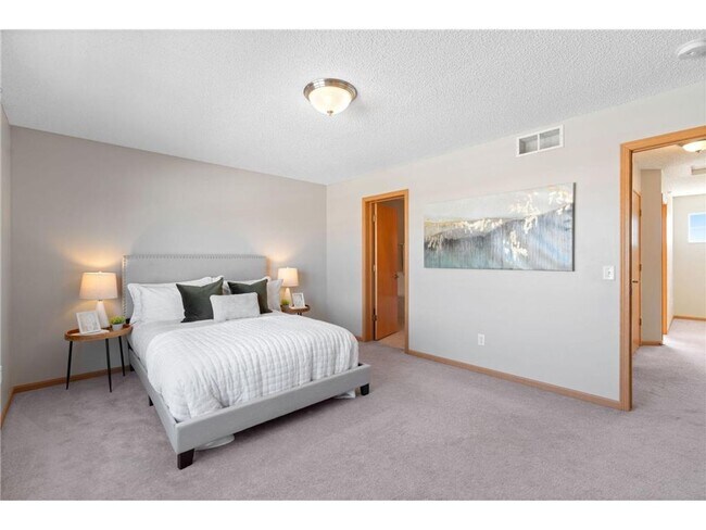 Building Photo - Sparkling Like-New 3 Bedroom Plus Office/L...