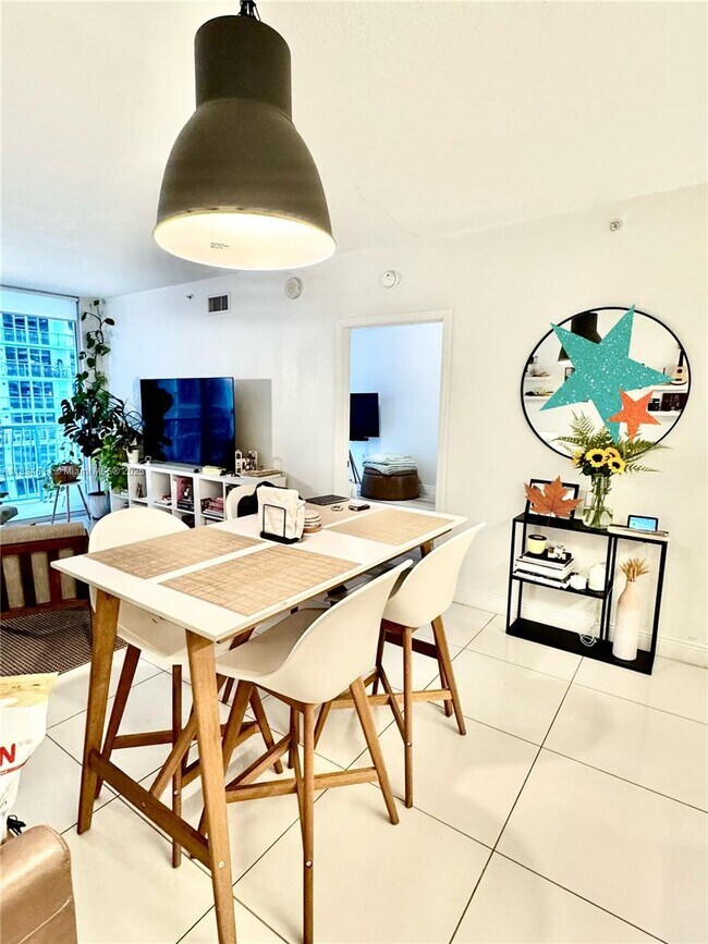 Building Photo - 1750 N Bayshore Dr