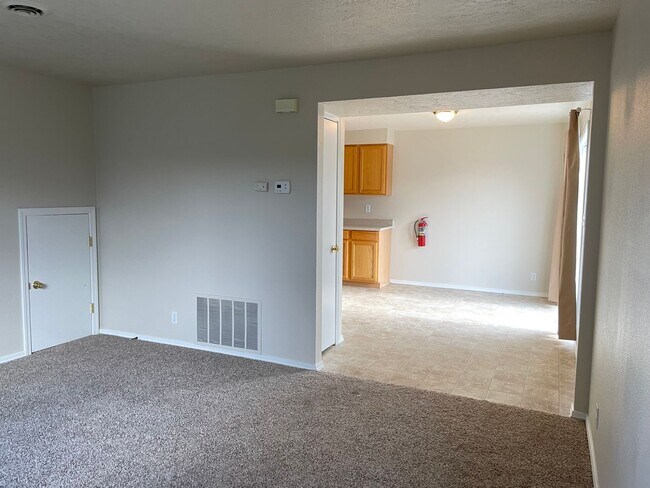 Building Photo - Orchard St Triplex