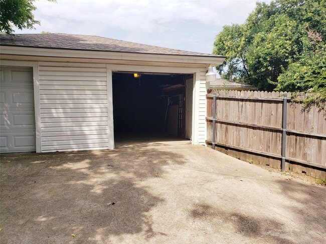 Building Photo - 7012 Kingsbury Dr