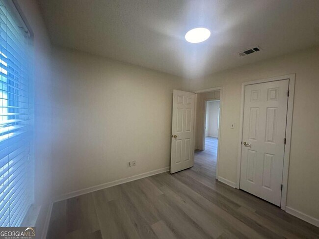 Building Photo - 839 Tramore Dr