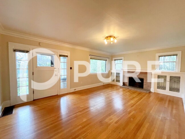 Building Photo - Adorable and Spacious 1920's Bungalow in N...