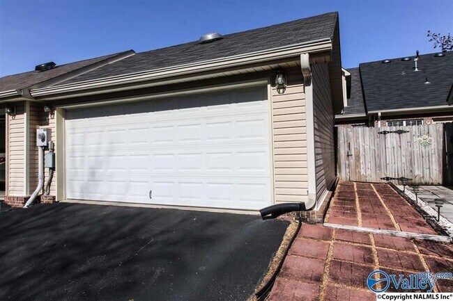 Building Photo - 736 Hobbs Rd SE