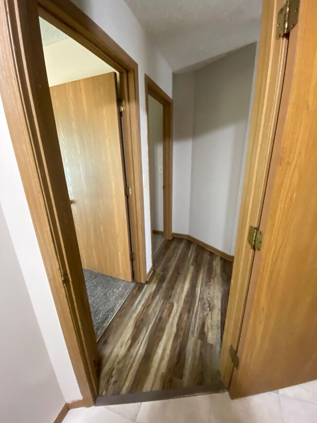 Building Photo - Lower Level 2 Bedroom Apartment for Rent!