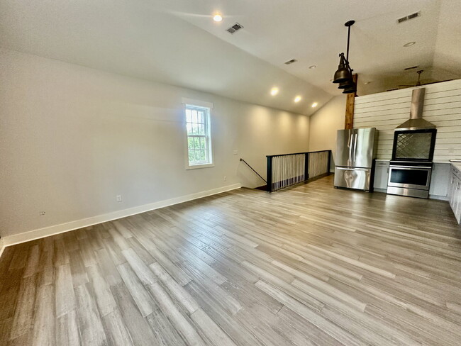 Building Photo - Large Modern Loft Home in Downtown Bluffton!