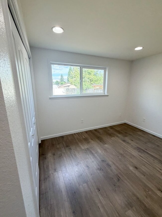 Building Photo - 3 Bedroom, 2 Bath House