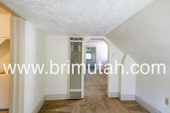 Building Photo - 368 S University St