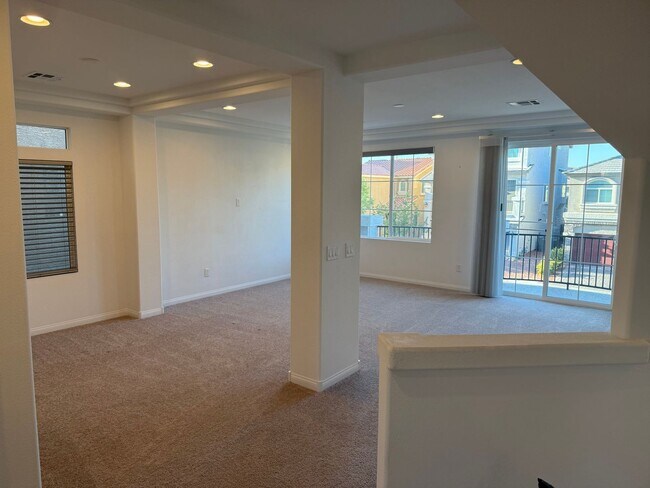 Building Photo - Large Southern Highlands Tri-Level Home. P...